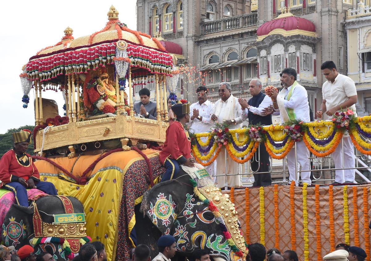 Spectacular Jamboo Savari brings curtains down on Mysuru Dasara - The Hindu