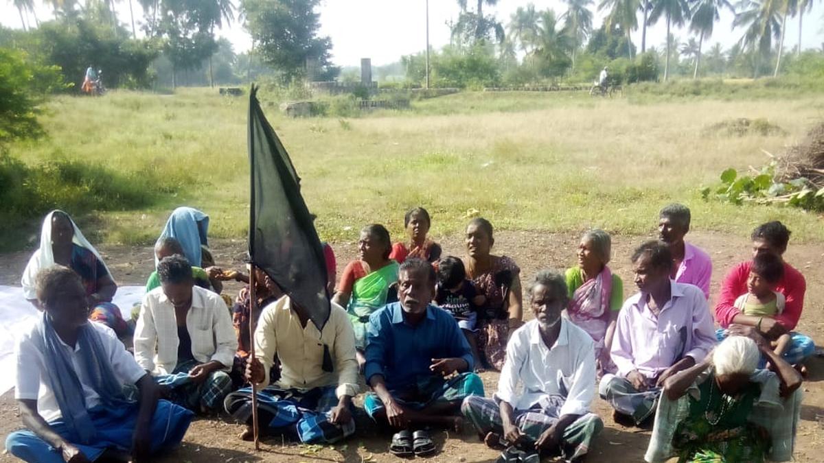 Vengaivayal residents continue protest, carry black flags