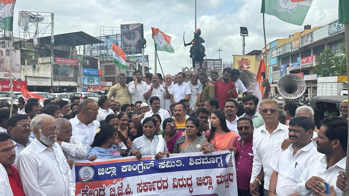 Karnataka Congress leaders stage protests against Centre over rice supply issue
