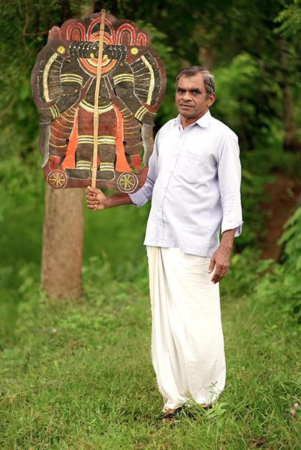 Lakshmana Pulavar tiene in mano il burattino di cuoio di Ravana.