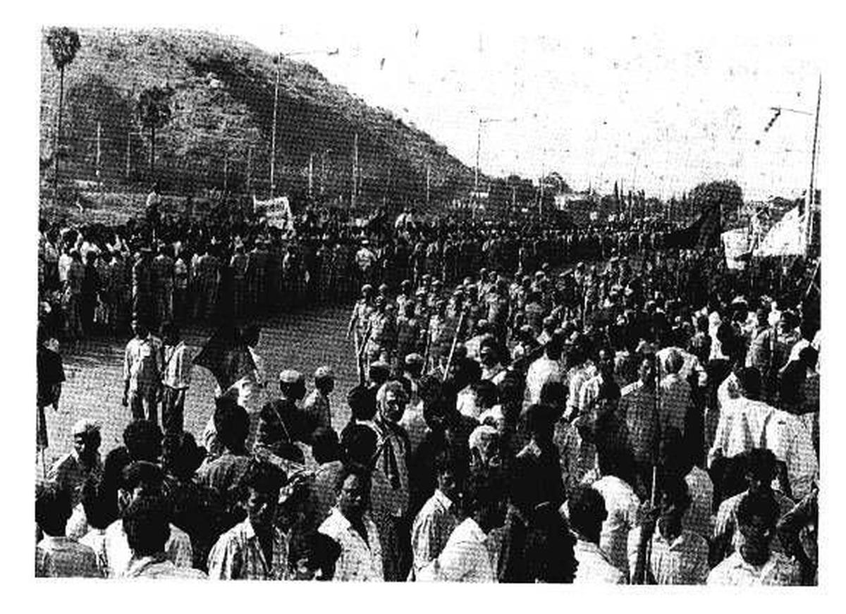 27 नवंबर, 1994 को मद्रास हवाई अड्डे के बाहर भारत के तत्कालीन मुख्य चुनाव आयुक्त टीएन शेषन को काले झंडे दिखाने के लिए एकत्र हुए अन्नाद्रमुक कार्यकर्ताओं को रोकने के लिए पुलिसकर्मियों की एक बड़ी भीड़ मौजूद थी।