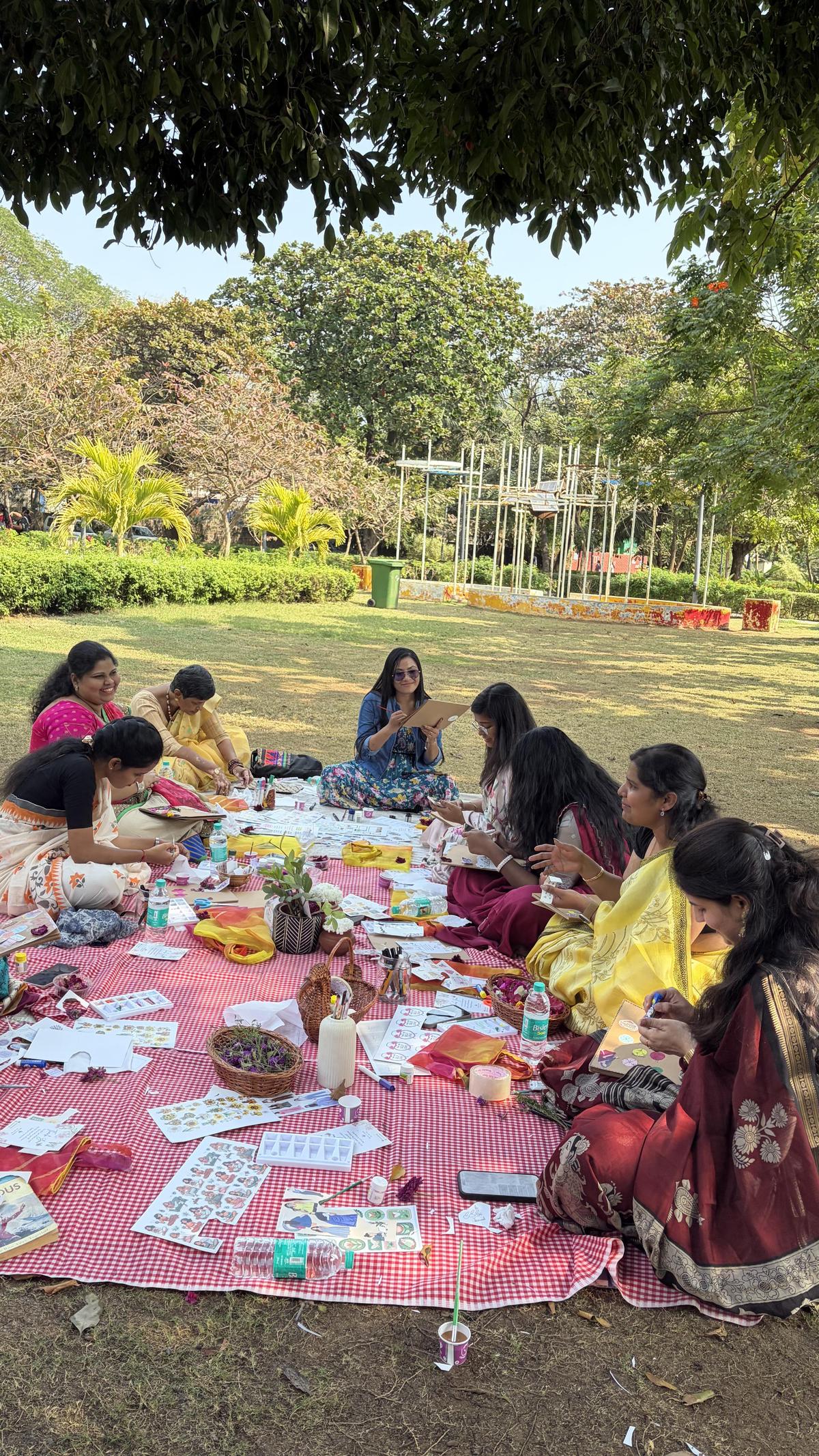 Evento picnic sari di Art Social Vizag al VMRDA Park di Visakhapatnam.