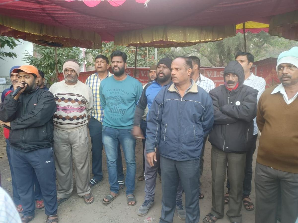 वीआईएसपी के अनुबंध कर्मचारियों ने शिवमोग्गा जिले के भद्रावती में इकाई बंद करने के फैसले का विरोध किया। 