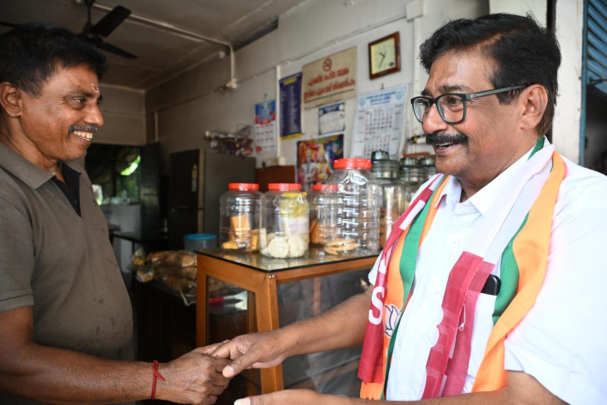 Aji Narayanan da NDA reunindo-se com eleitores