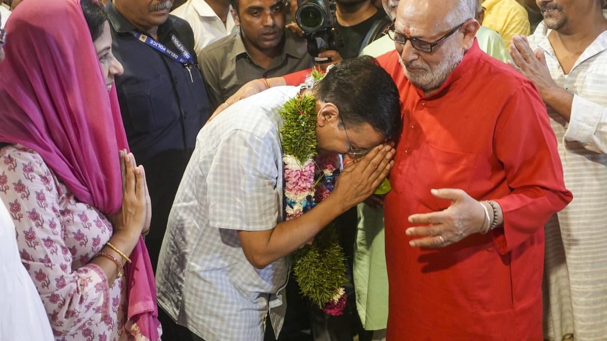 Arvind Kejriwal visits Hanuman temple in Delhi, set to address party workers today 