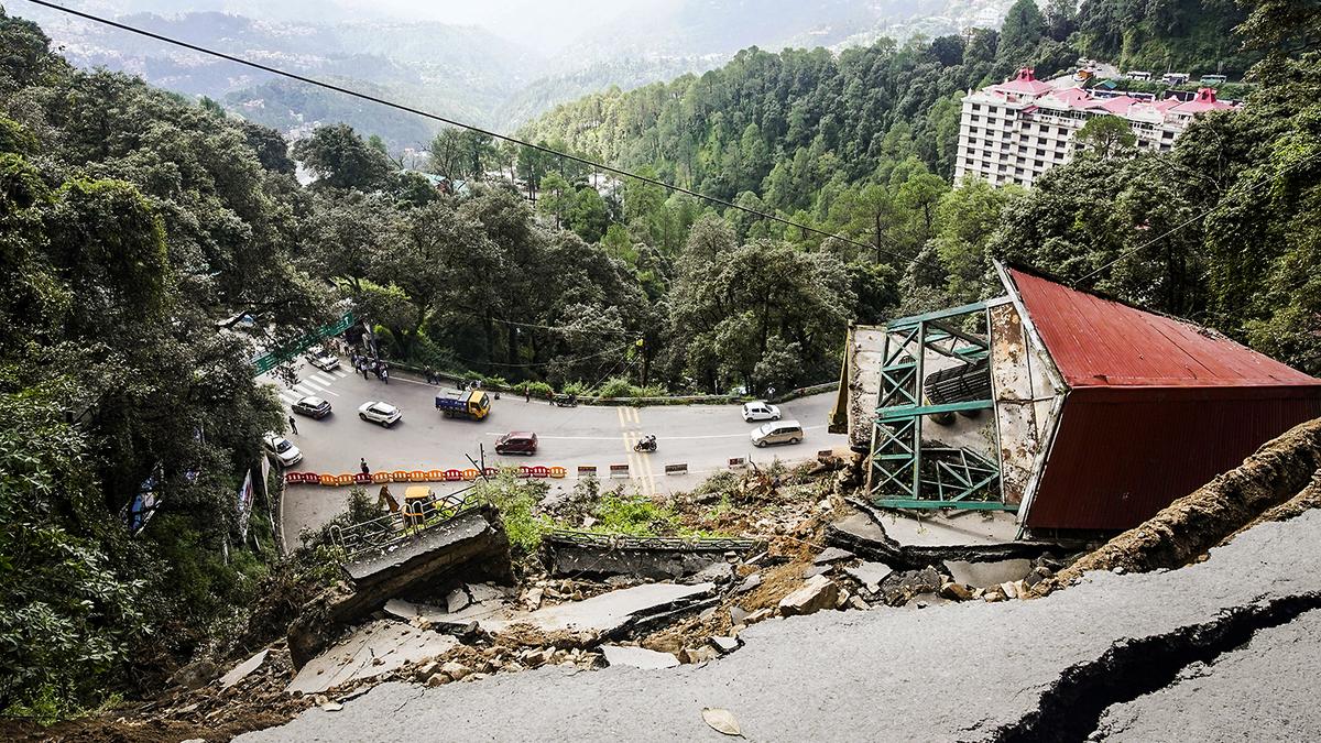 Met office warns of low flash flood risk in 5 districts of Himachal, 40 roads closed