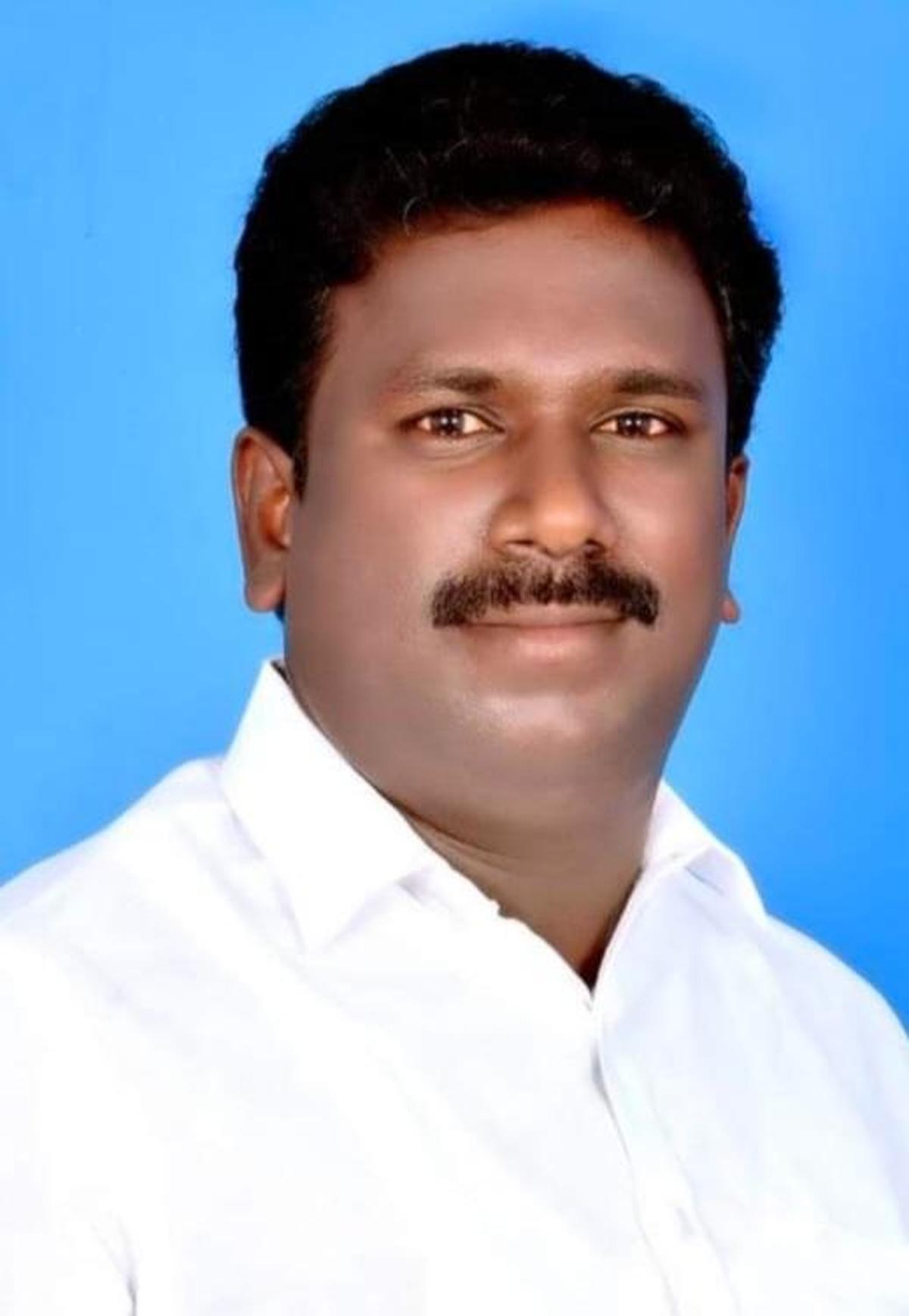 Il candidato DMK di Ottapidaram, il Primo Ministro Ramajeyam. .