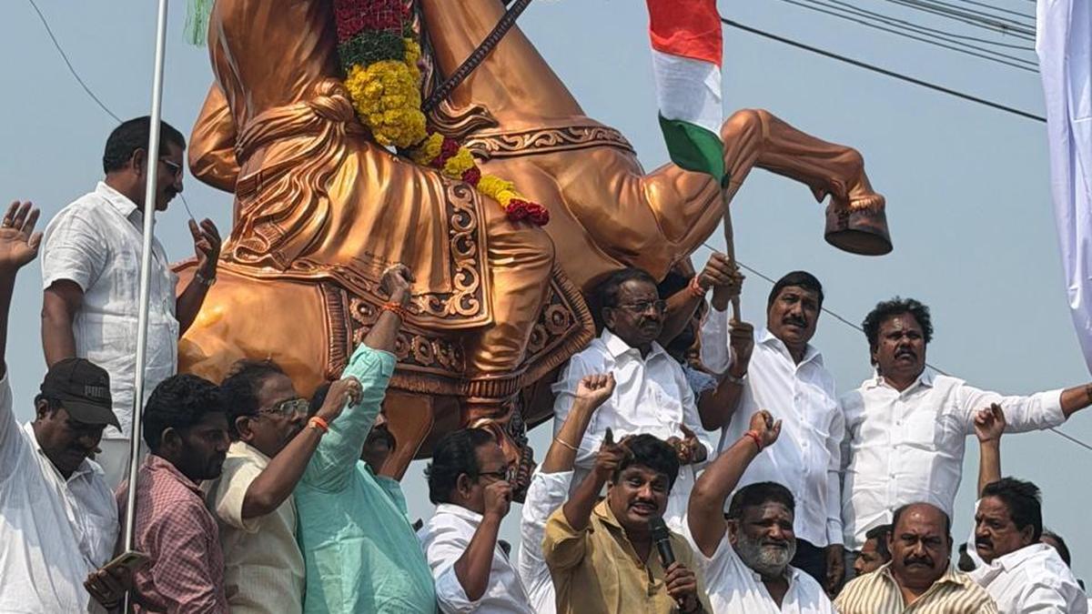 Statue of freedom fighter Uyyalavada Narasimha Reddy unveiled