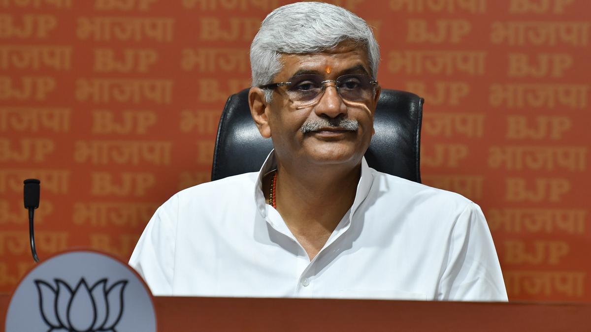 Union Tourism Minister Shekhawat appreciates uptick in tourist footfall in Kashmir