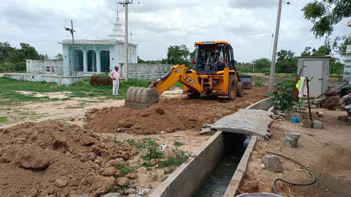 Social worker lays mud road in his land to help farmers in Yadgir district