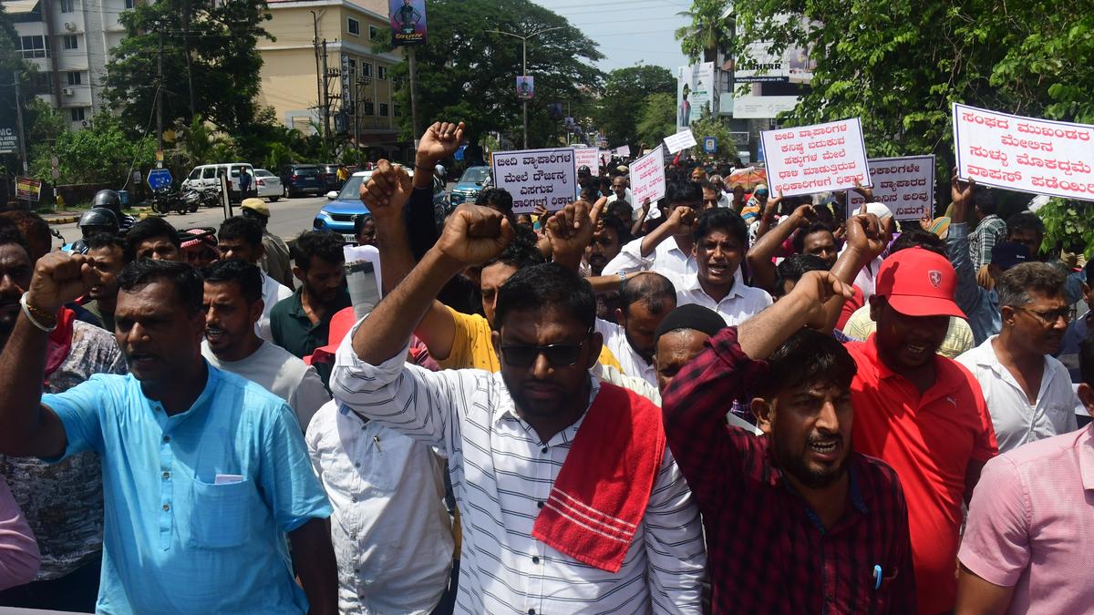 Street vendors protest action against office-bearers