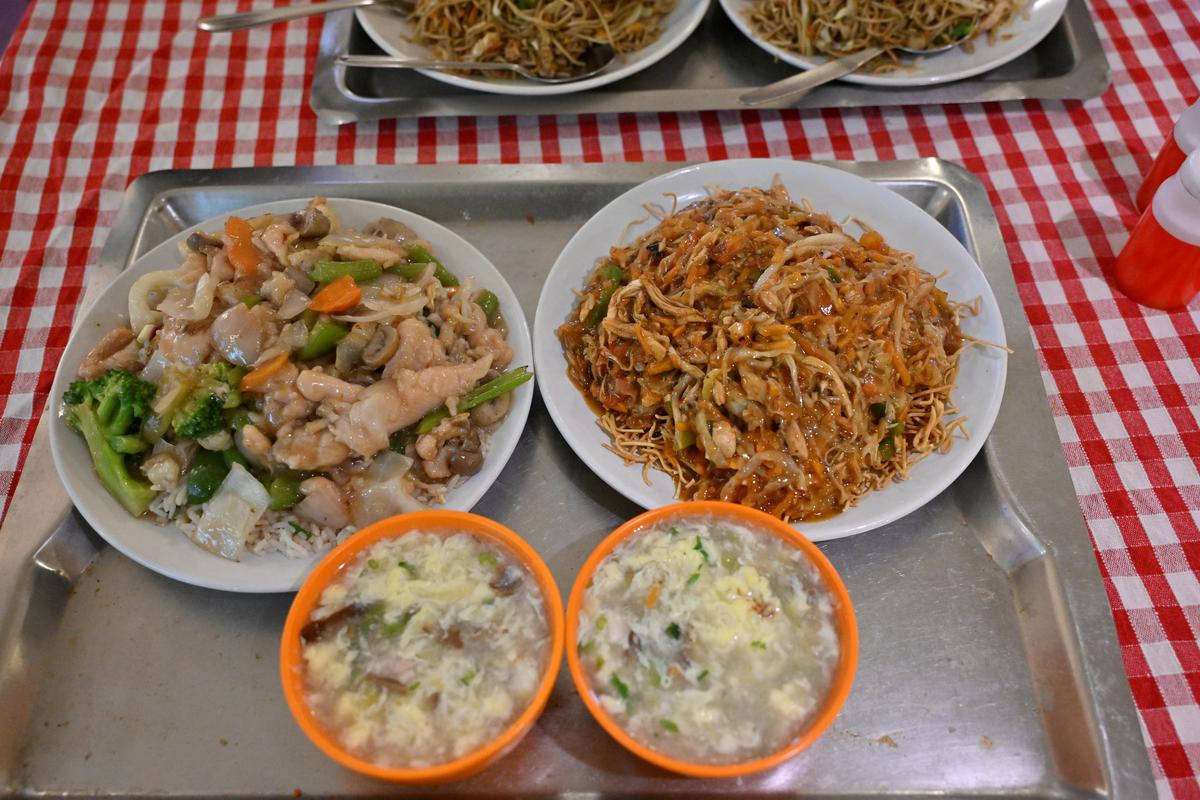 Irisan jamur dan sup ayam, nasi goreng yangchow, dan sumpit Cina