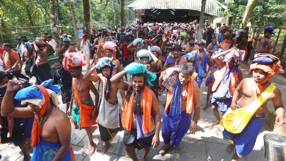 Sabarimala | Chaos, gridlocks give way to smooth movement - The Hindu