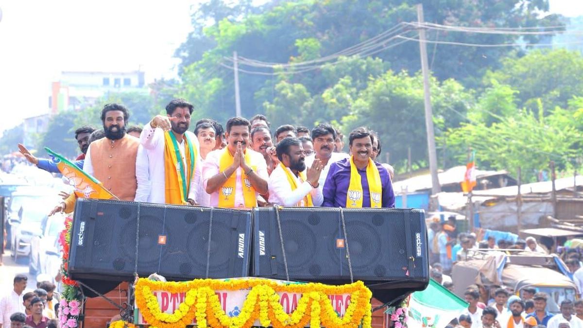 Vijayendra lashes out at Congress for ‘eyewash’ guarantee schemes during Sandur rally