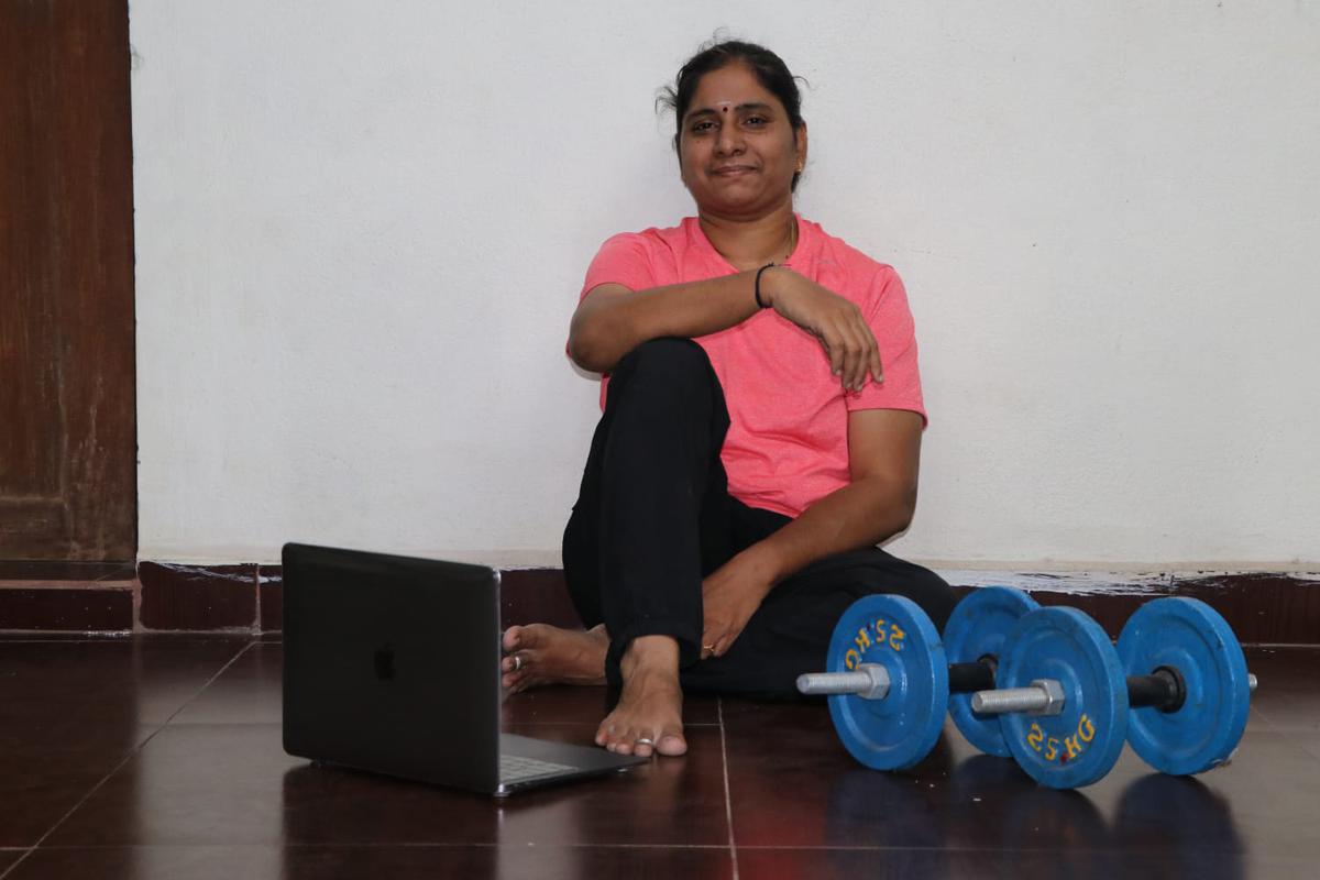 Manjula geeft een online 21-daagse bewegingsworkshop.