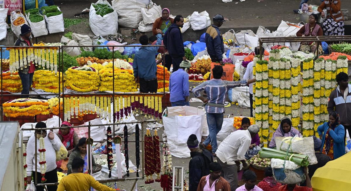 मकर संक्रांति समारोह की पूर्व संध्या पर लोग फूल, फल, सब्जियां और त्योहार में इस्तेमाल होने वाली अन्य वस्तुओं को खरीदने के लिए केआर मार्केट में उमड़ते हैं।