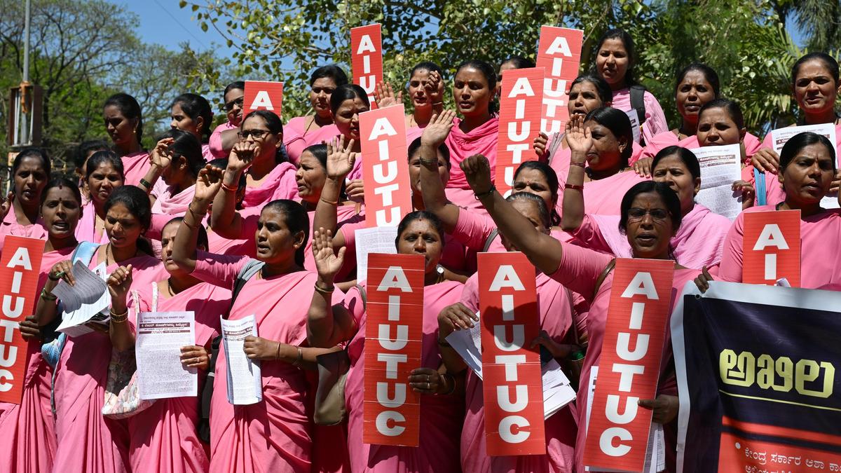 General strike: Workers, employees, farmers take out protest marches in Hassan and Shivamogga - The Hindu