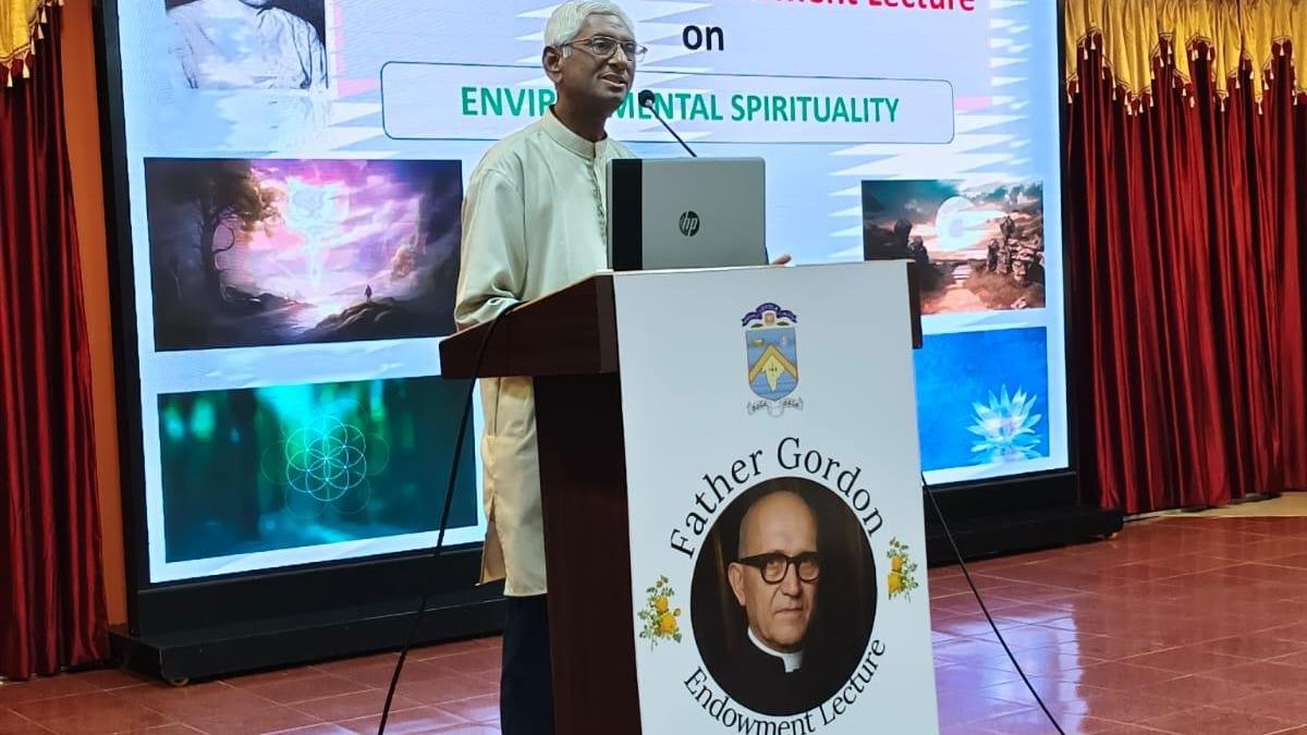 Noted academician urges students to reduce waste, avoid excessive consumerism