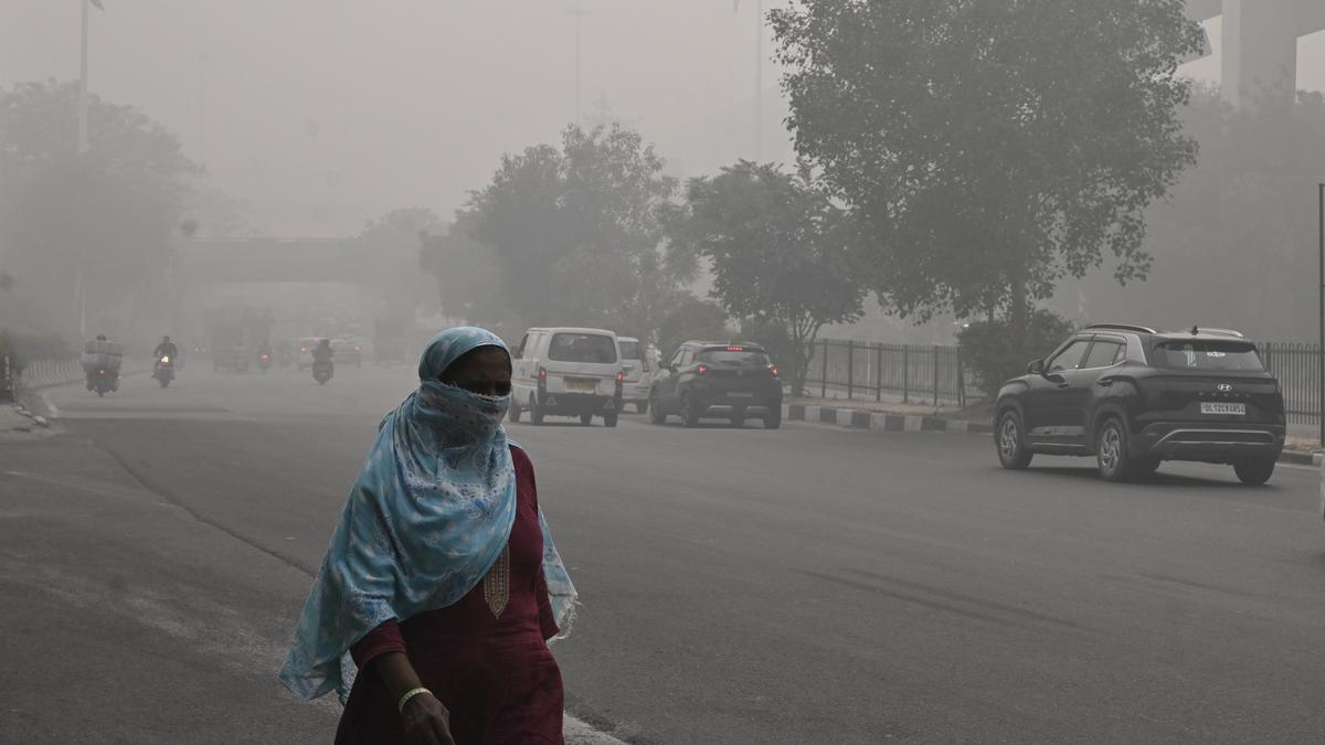 https://th-i.thgim.com/public/incoming/z90k72/article68884793.ece/alternates/LANDSCAPE_1200/25_Smog_18_11_Delhi.jpg