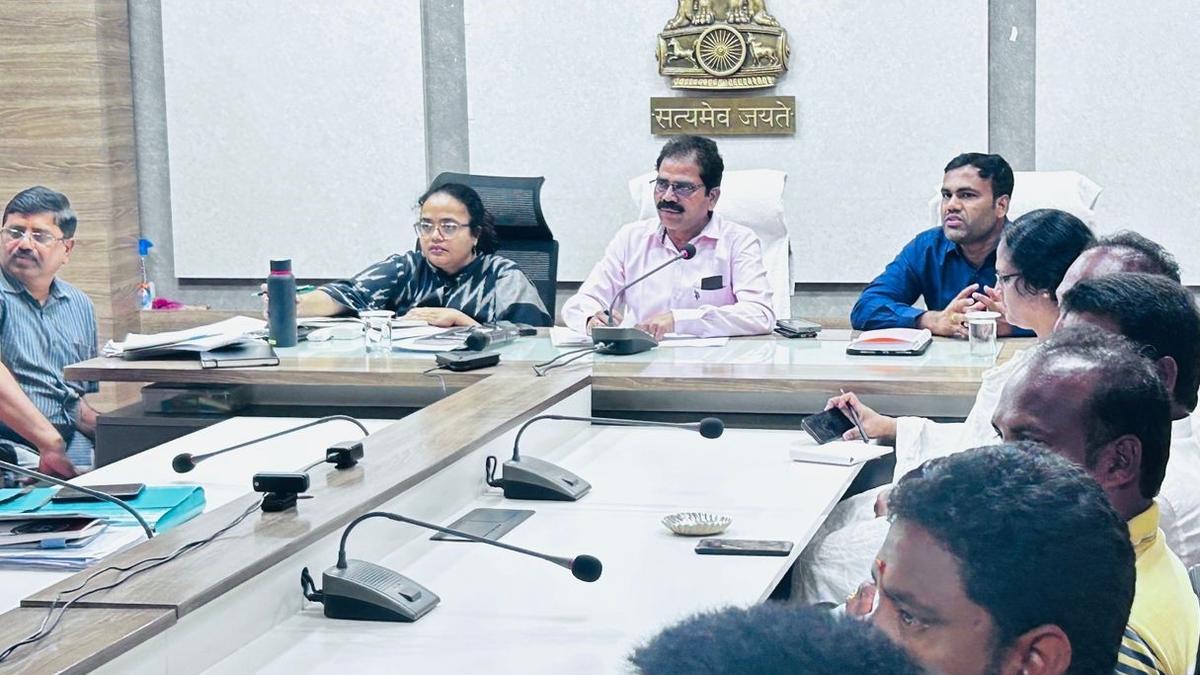 Boatmen’s associations reluctant to collect sand from Godavari’s banks over lack of remuneration