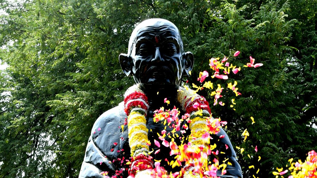 Govt. contemplating on existing sizes and shapes of Gandhi’s statues