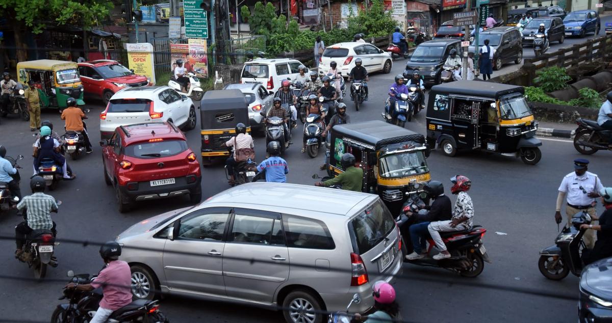 The volume of traffic during peak hours creates a chokepoint at many intersections in Kozhikode city. The volume of traffic during peak hours creates a chokepoint at many intersections in Kozhikode city.