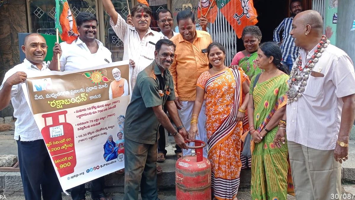 Leaders spread the message of brotherly love on Raksha Bandhan