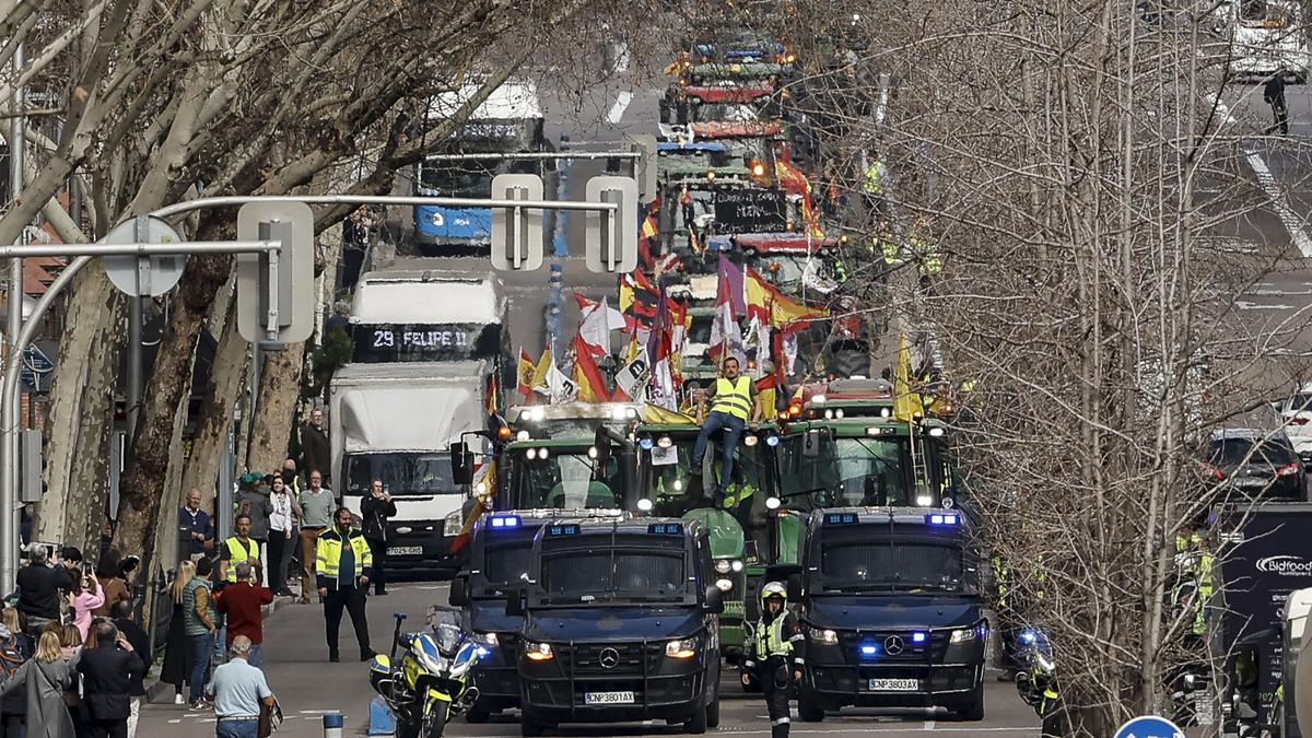 Protesting Spanish farmers drive hundreds of tractors to Madrid