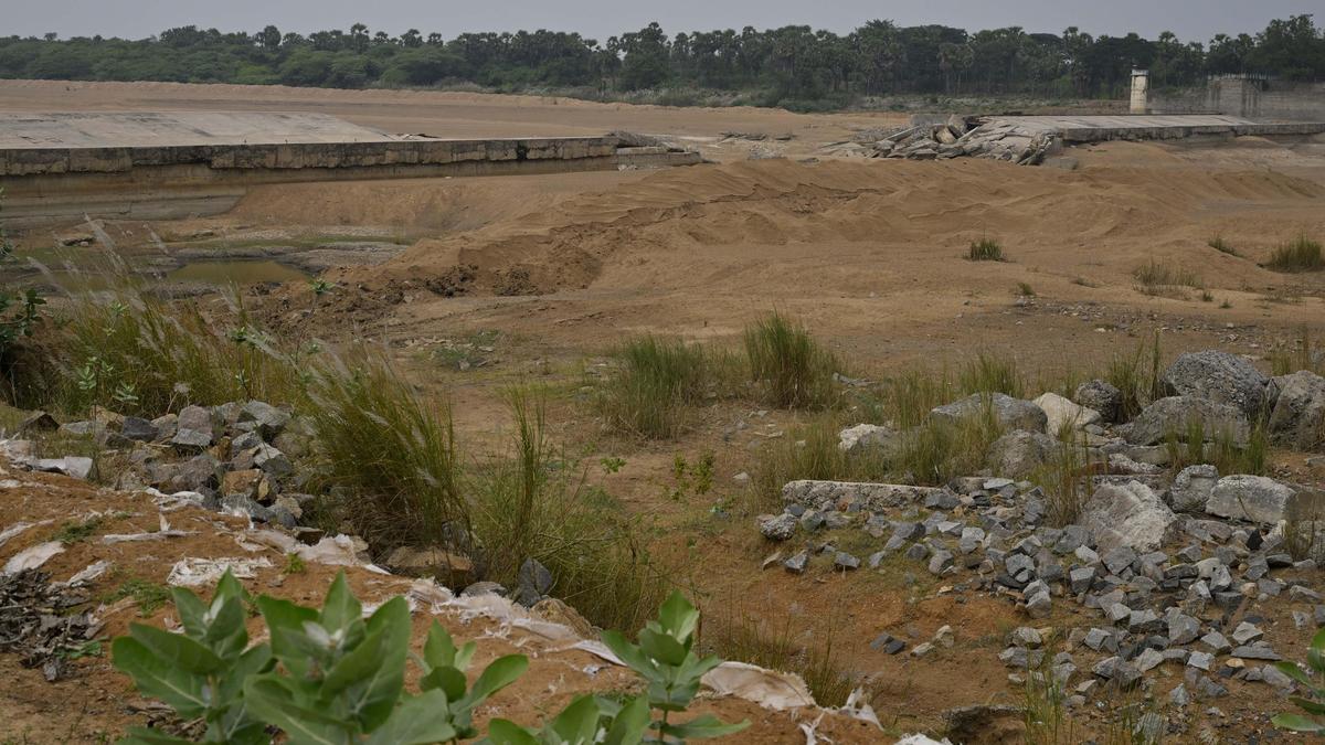 Farmers in Villupuram, Puducherry call for early steps to repair Sornavur anicut across Thenpennai River