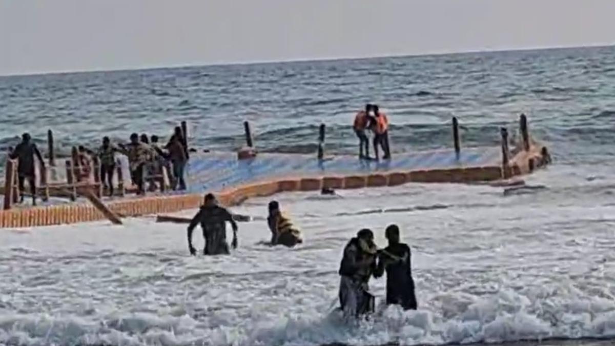 15 injured as handrail of floating bridge breaks on Varkala beach