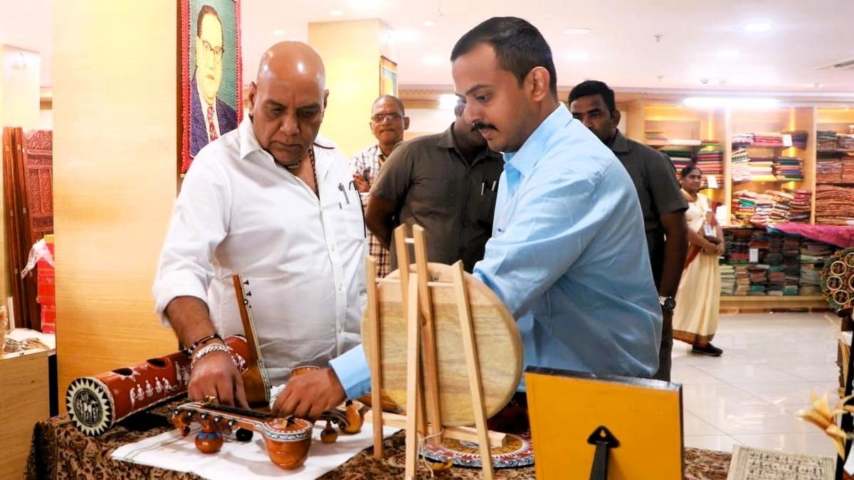 Handloom and Textiles tie up with SPA to modernise Lepakshi showrooms across AP