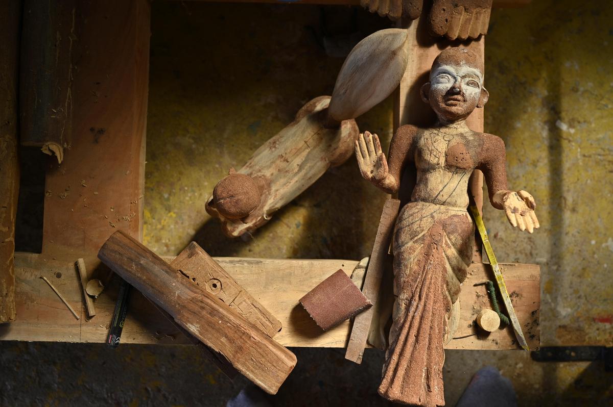 With reduction in skilled labour, Kinnal toys face production challenges. 