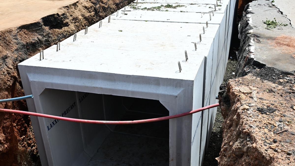 Pre-cast concrete storm water drain being installed at Uppilipalayam Junction