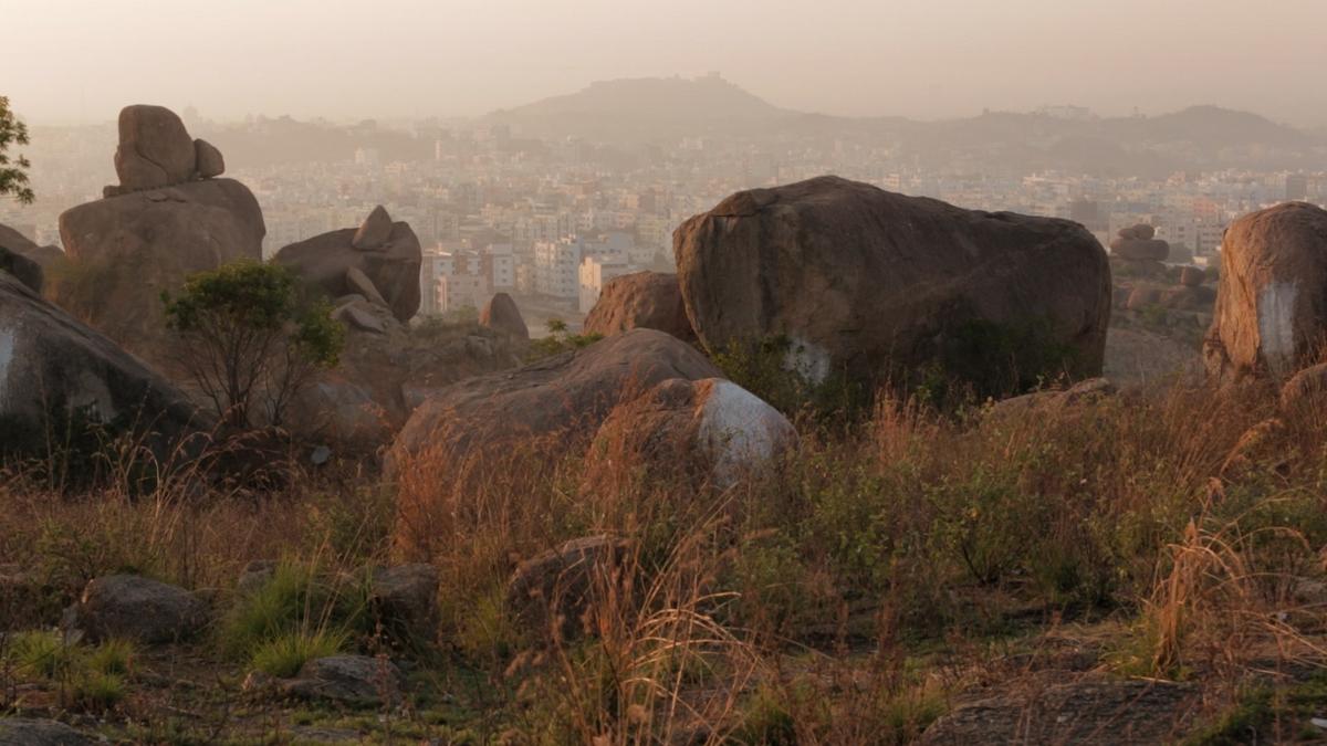 फखरुद्दीनदत्त चट्टानों से बना गोलकुंडा रॉक किला। फखरुद्दीनदत्त चट्टानों से बना गोलकुंडा रॉक किला।