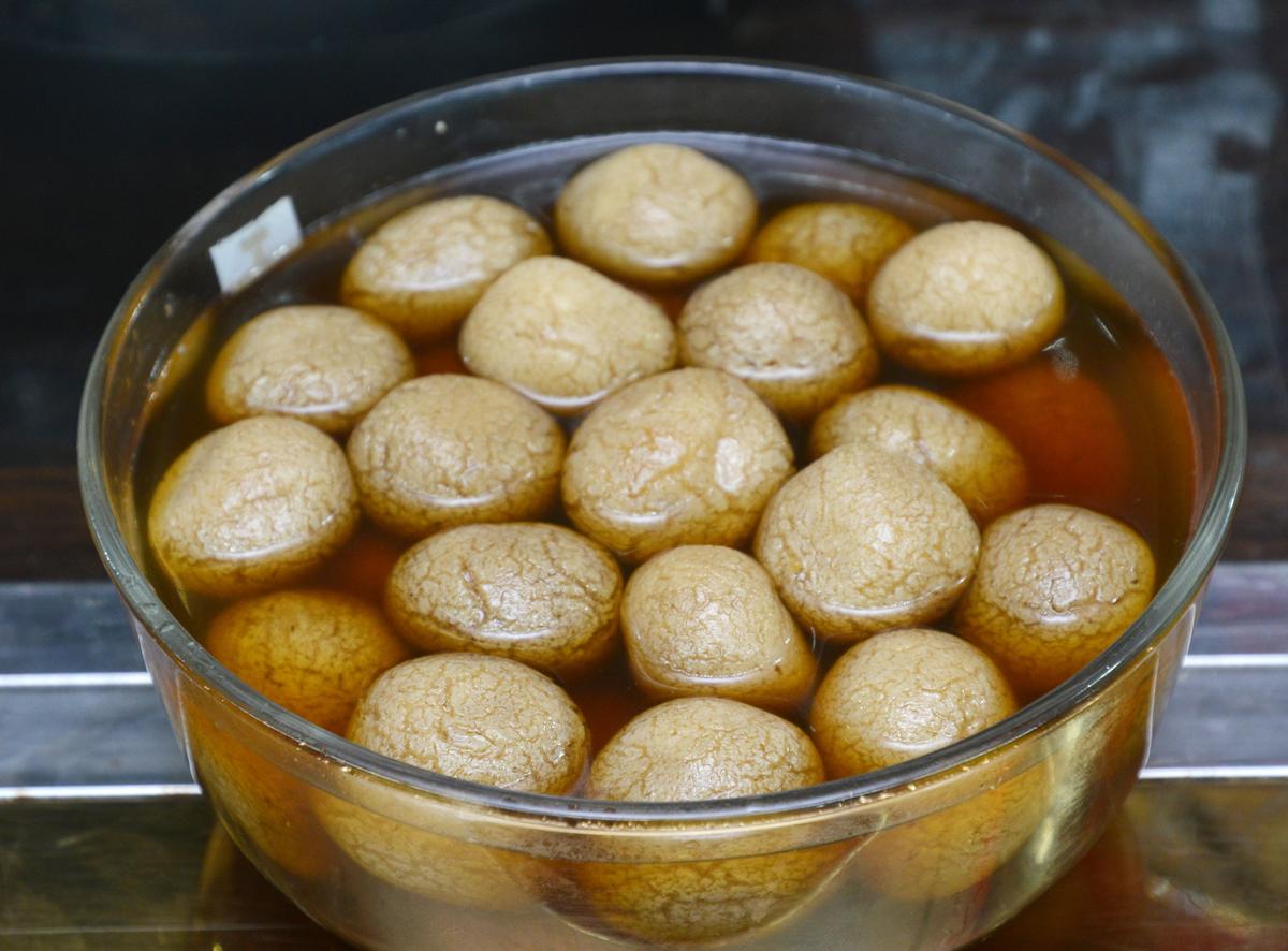  Arusuvai Arasu Catering brings cooks from West Bengal to prepare jaggery Rasgulla.