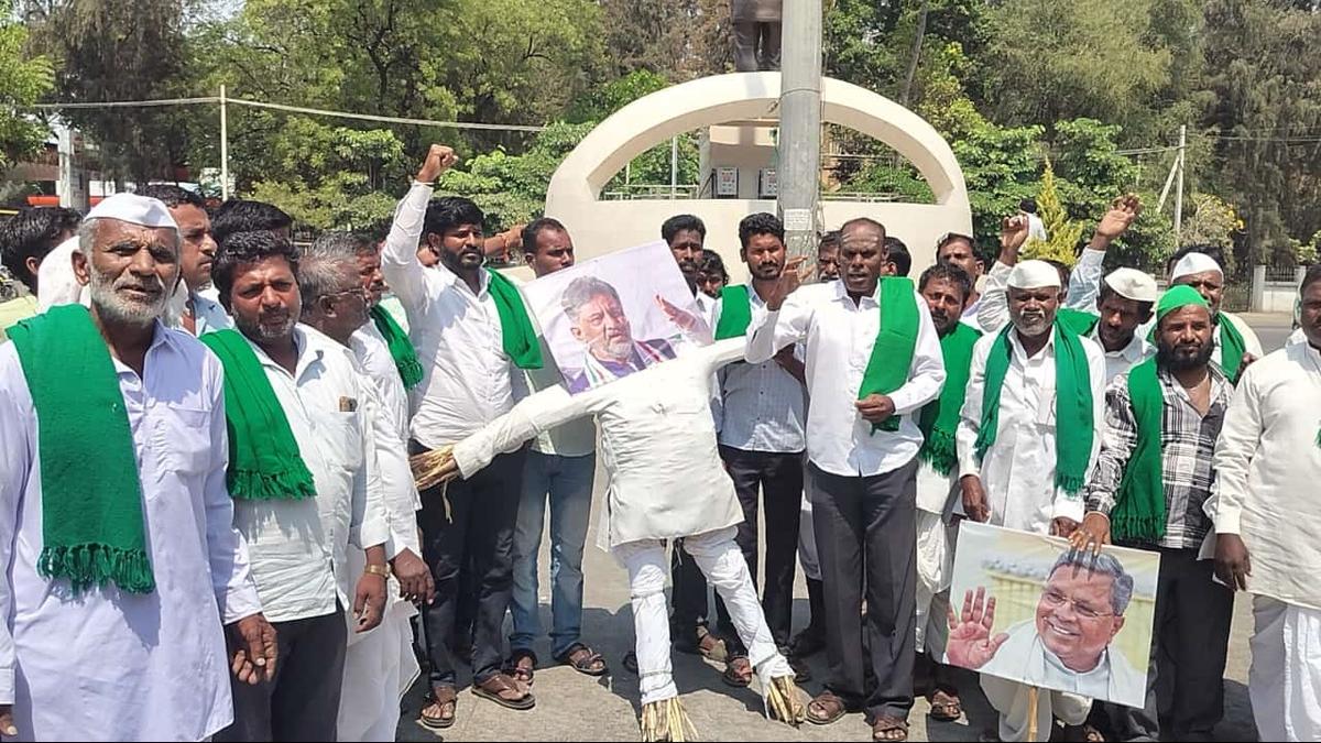 Farmers in Karnataka protest against release of water to Telangana