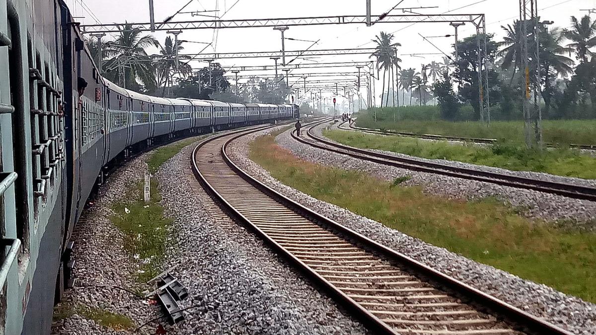 Engine, few coaches of Ernakulam-Tata Nagar Express detach from main train in Kerala’s Thrissur