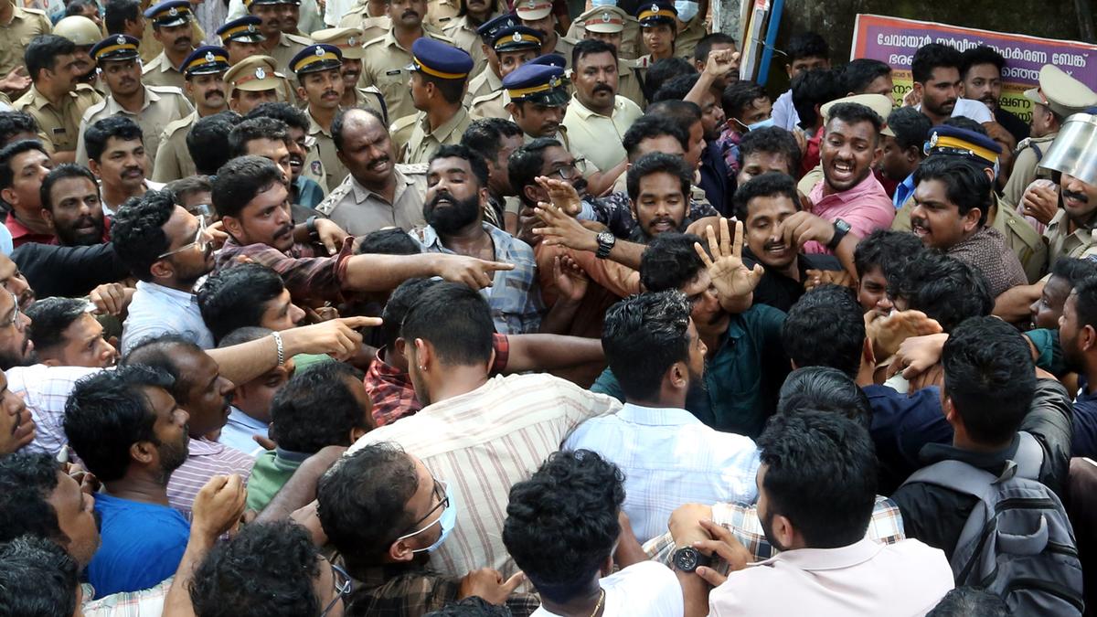 Cong. rebel faction backed by CPI(M) claims victory in Kozhikode bank election; Cong. alleges malpractices