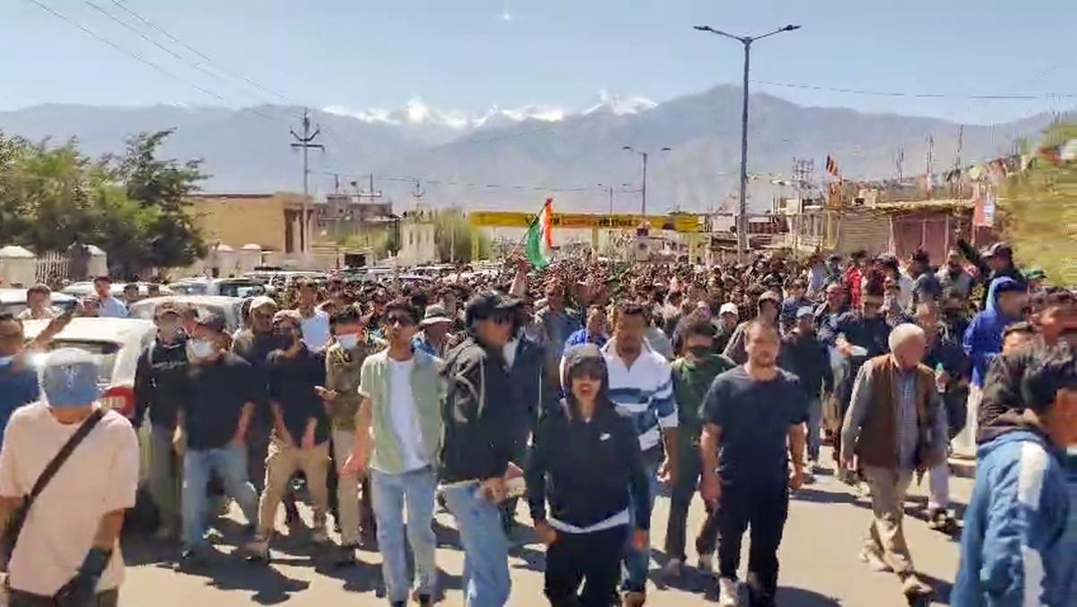 Leh Protest: 4 की मौत, 70 से ज्यादा घायल, पूर्ण राज्य और छठी अनुसूची की मांग पर भड़का गुस्सा !!