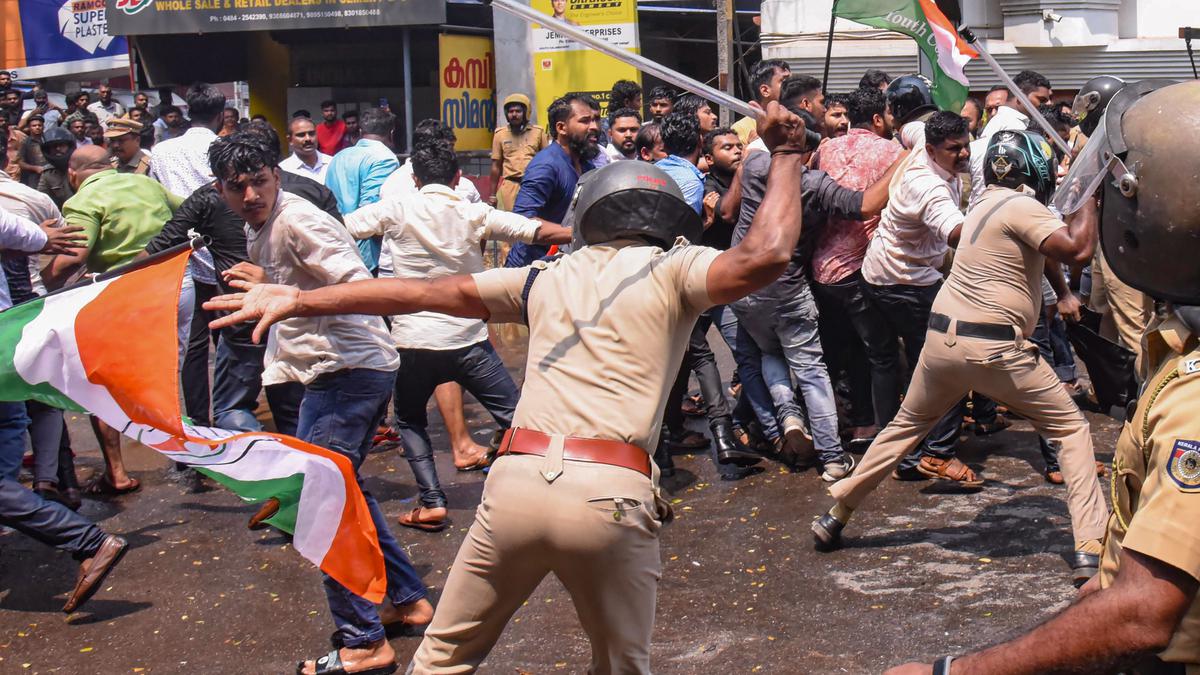 March by Congress outfits to police station in Kochi turns violent