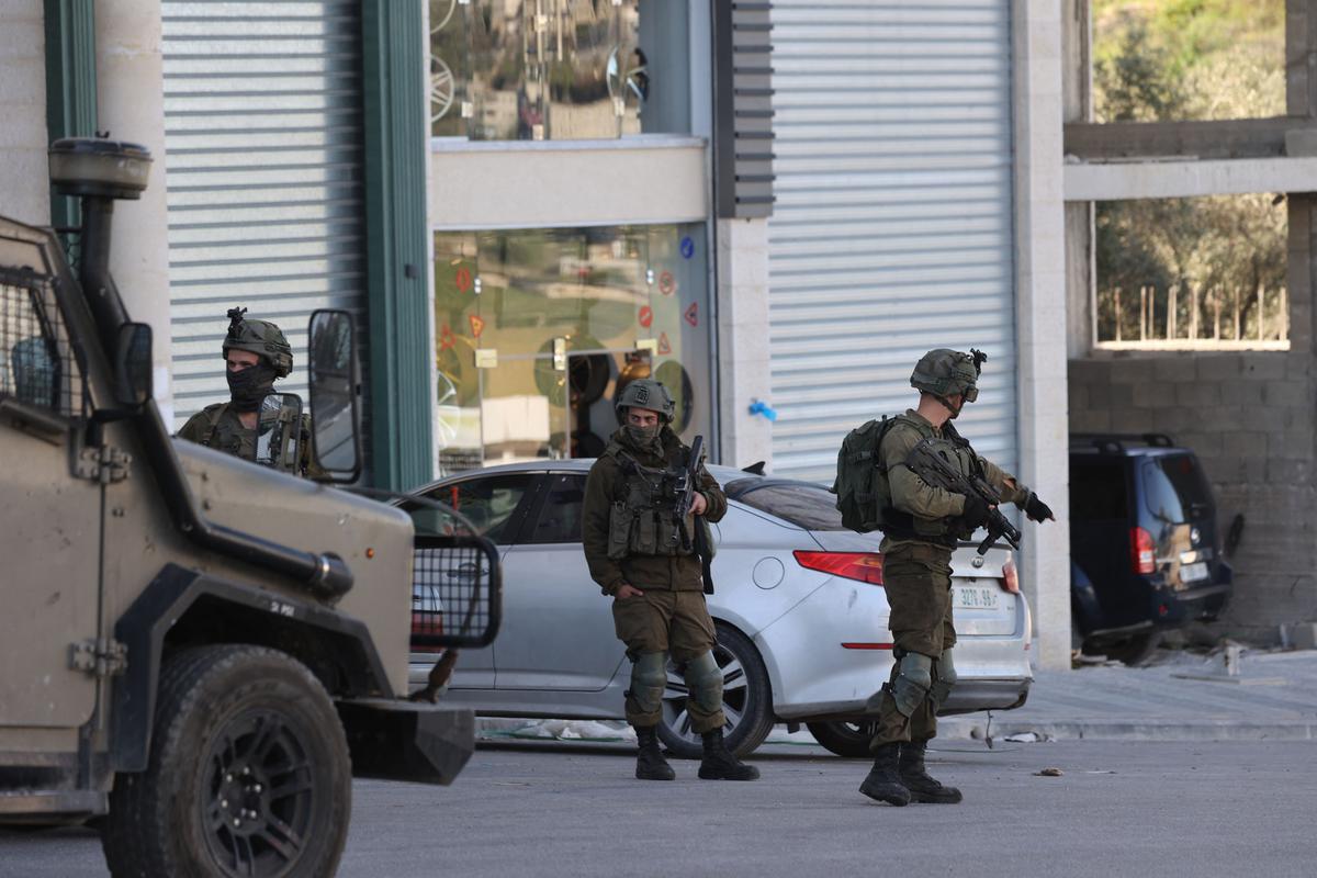 इजरायली चौकी पर हमला करने वाले तीन फलस्तीनी बंदूकधारी को पुलिस मार गिराया- Police kill three Palestinian gunmen who attacked Israeli posts