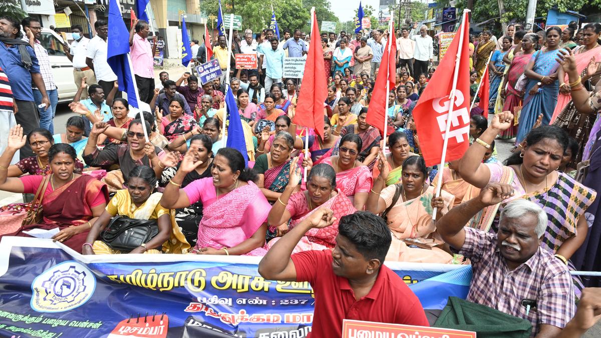 TNGEA members stage road blockade in Thoothukudi seeking   old pension scheme