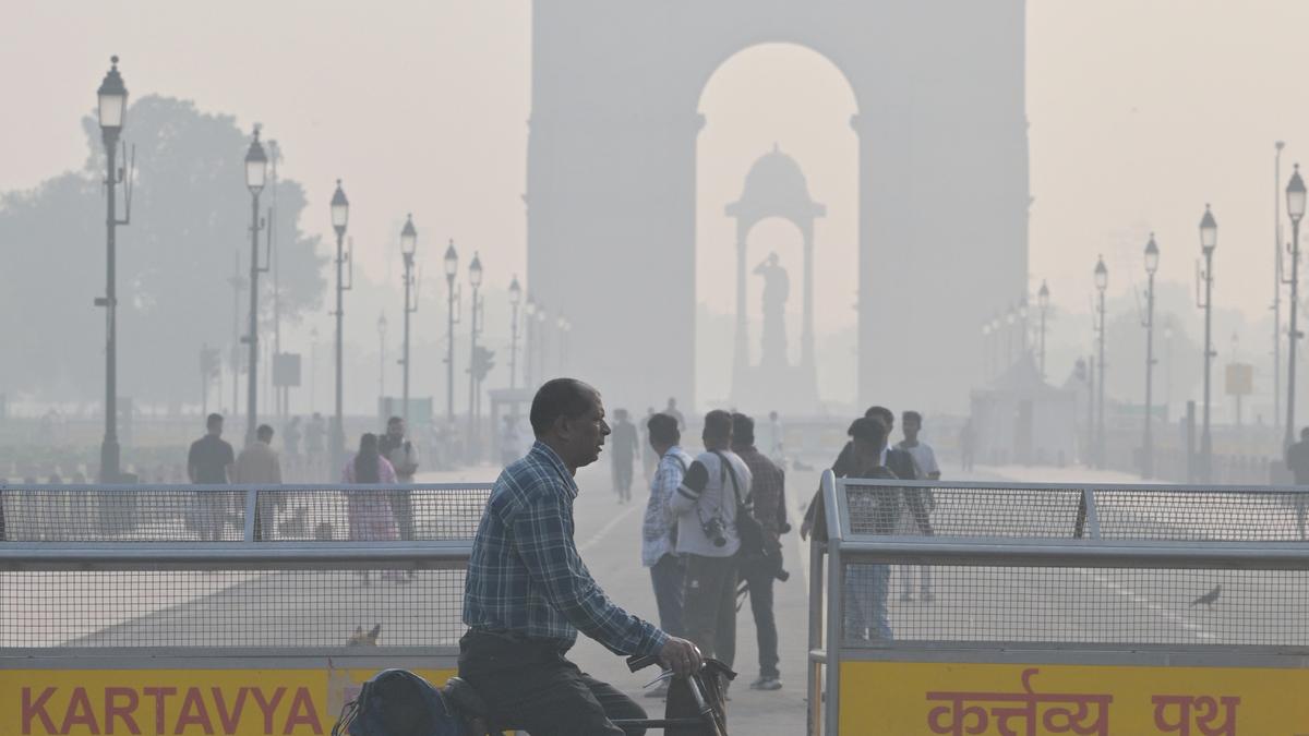 https://th-i.thgim.com/public/incoming/zgzv9e/article68809280.ece/alternates/LANDSCAPE_1200/POLLUTION%20WEATHER%2028%2010%20DELHI%203.JPG