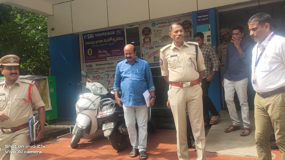 Burglar loot ₹6.5 lakh cash in State Bank of India, SP visits spot