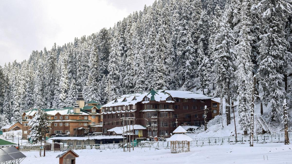 Kashmir minimum temperature rises; snowfall in higher reaches brings down day temperature