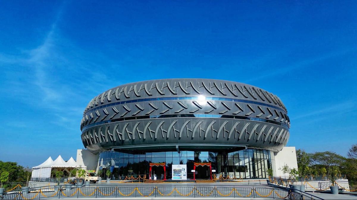 What is this building in Mysuru that resembles a car tyre?