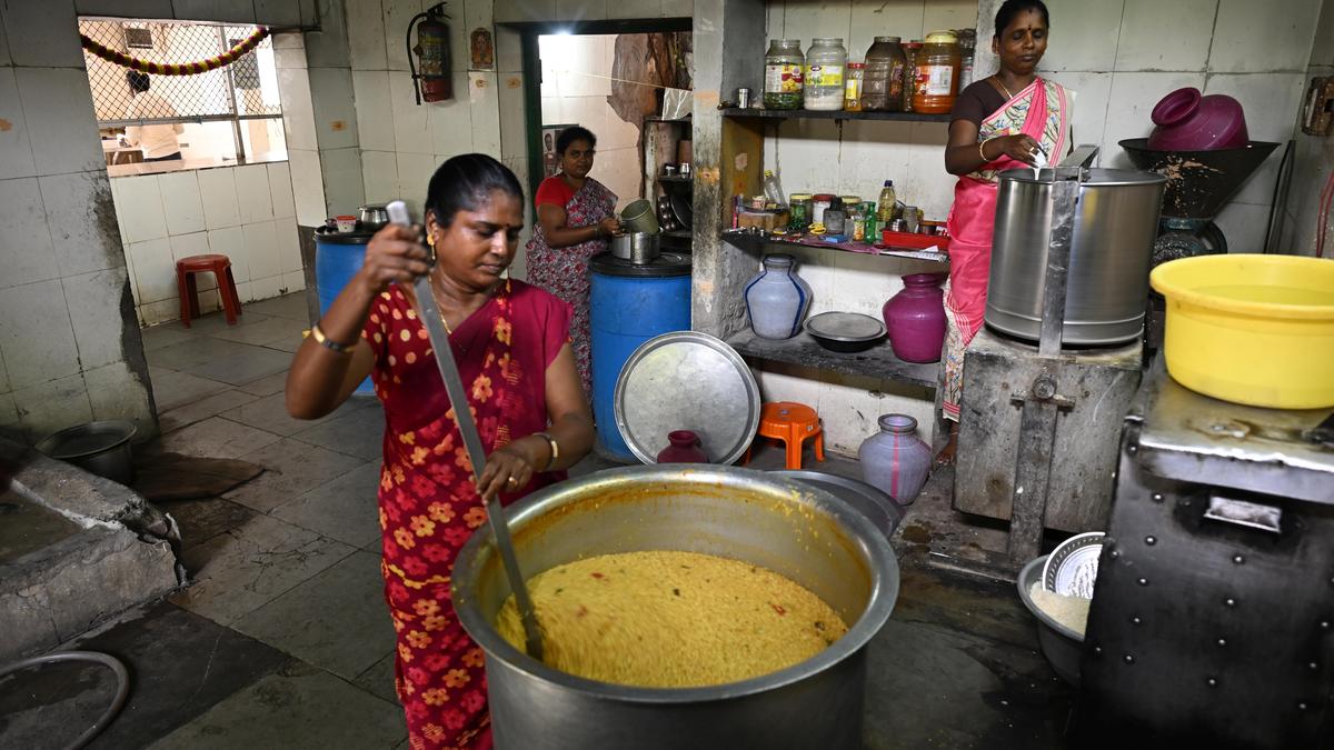 Beloved Amma canteens in Madurai being led into a dead end?