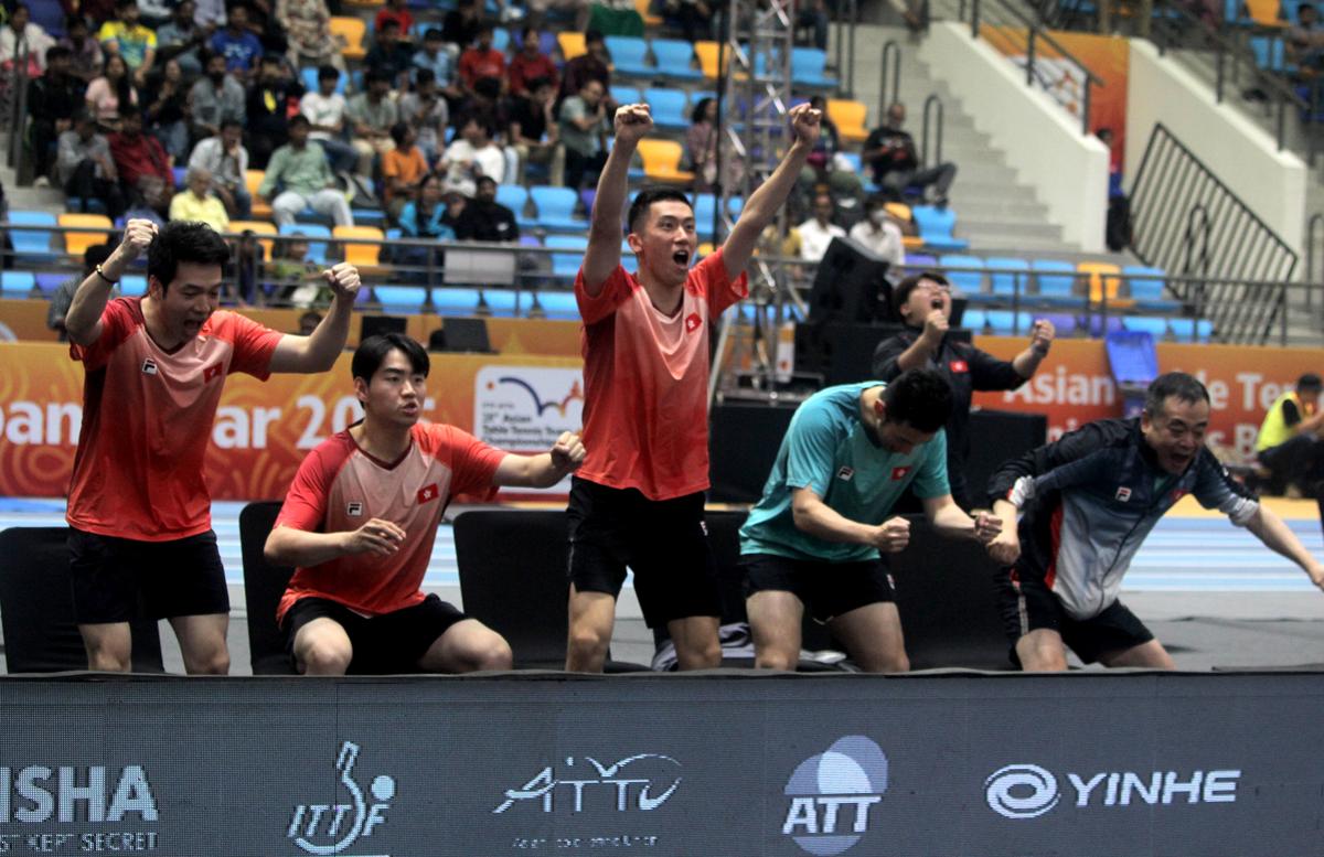 Hong Kong China players celebrate after entering the men’s final after beating Taiwan.