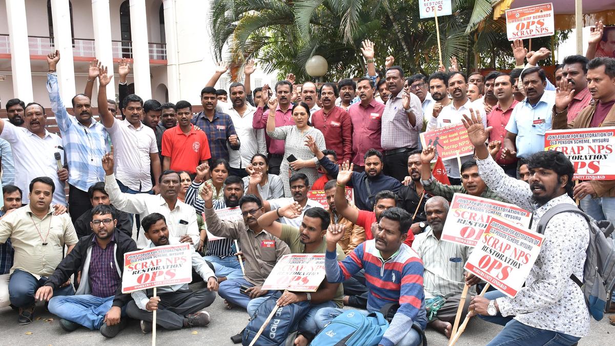 Relay hunger strike for restoration of old pension scheme by Railway Mazdoor Union