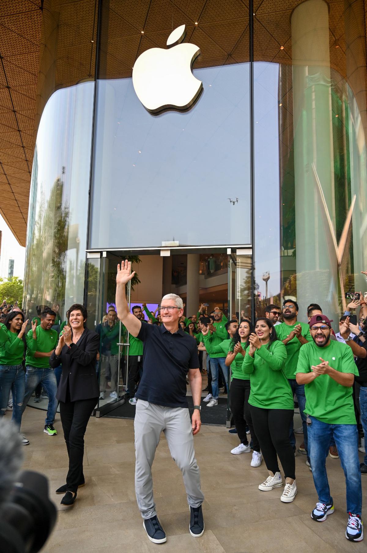 Apple opens first retail store in Mumbai
